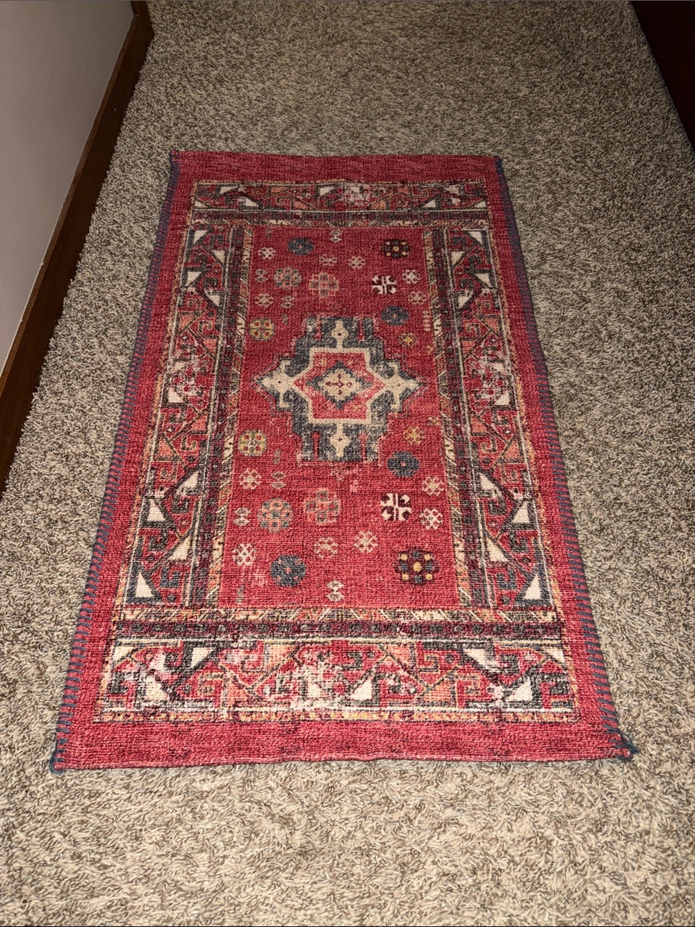 Red Vintage-Style Accent Rug - Classic Pattern